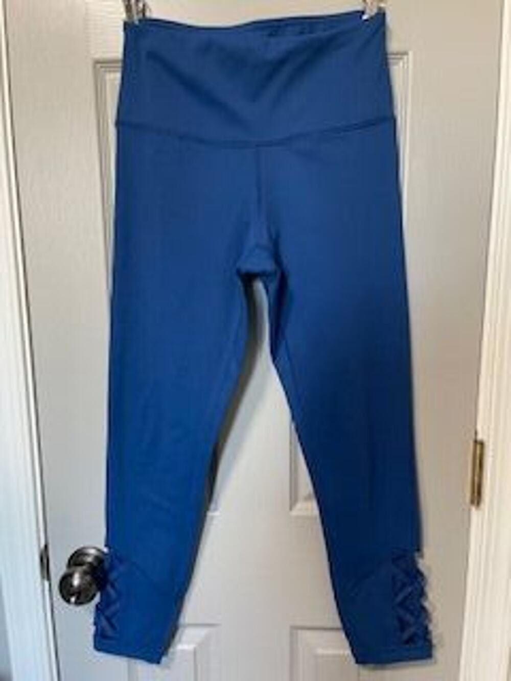 #B983 PRE-LOVED Yogalicious cropped leggings with cute ankle detail size medium